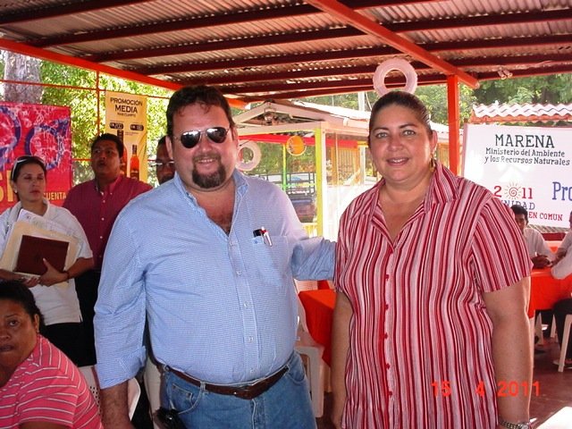 El Alcalde Eulogio Mejia escolta a la delegada del Poder Ciudadno y Sec. del FSLN, Martha Beatriz Aleman